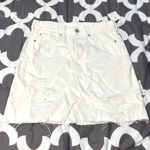 Very cute white jean skirt, new tag still on - Picture 1 of 2